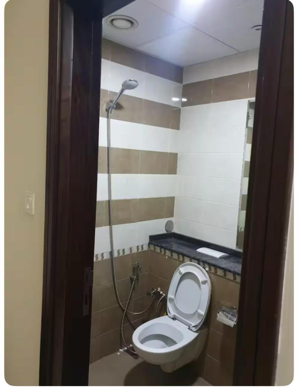 Cuzzy Comfy Room, Private Detached Bathroom With Balcony Apartment *
