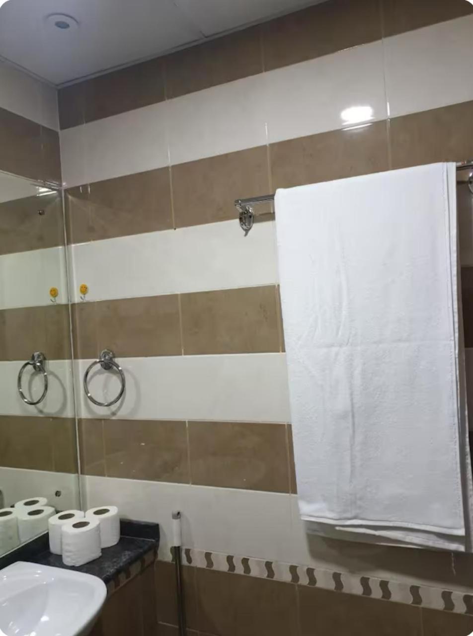 Apartment Cuzzy Comfy Room, Private Detached Bathroom With Balcony